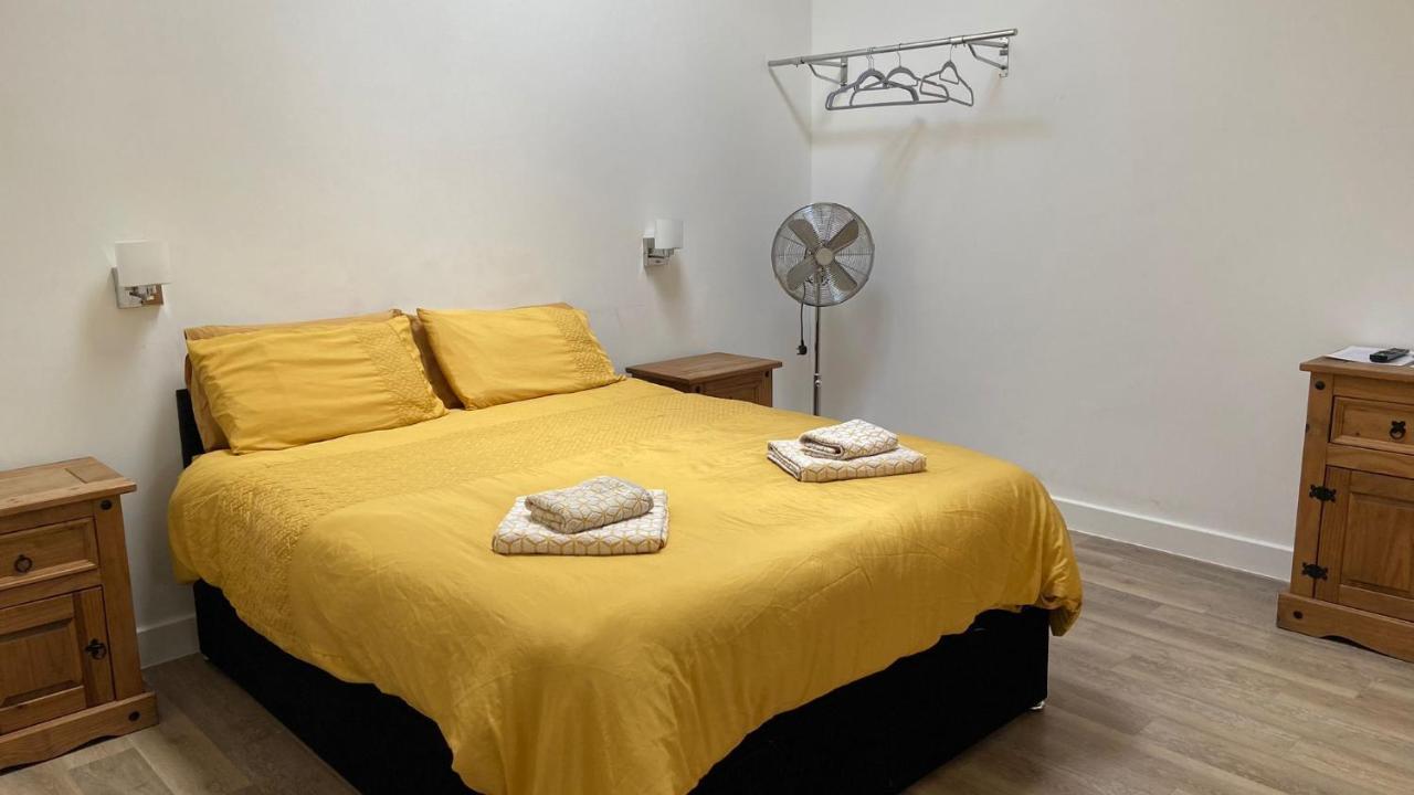Deepcut Lodge Bed & Breakfast Self Service Camberley Eksteriør bilde