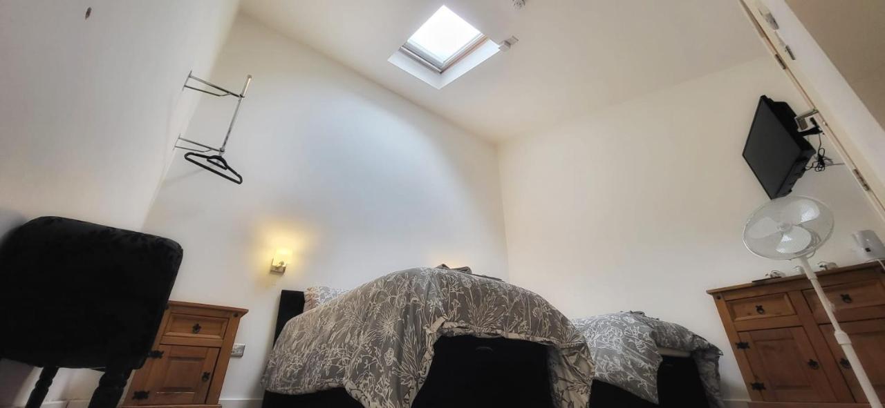 Deepcut Lodge Bed & Breakfast Self Service Camberley Eksteriør bilde