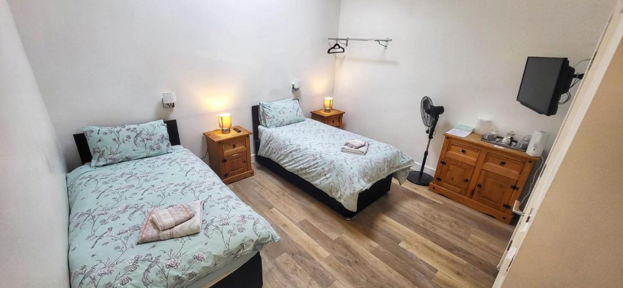 Deepcut Lodge Bed & Breakfast Self Service Camberley Eksteriør bilde