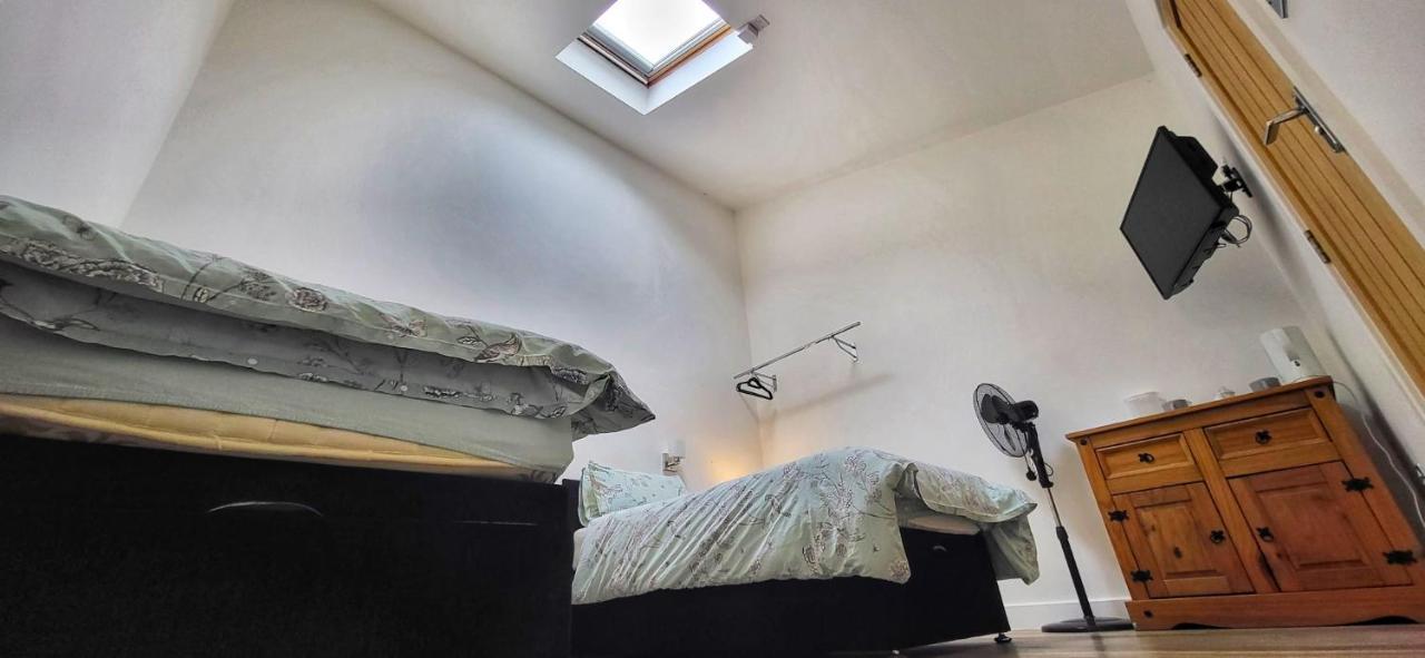 Deepcut Lodge Bed & Breakfast Self Service Camberley Eksteriør bilde
