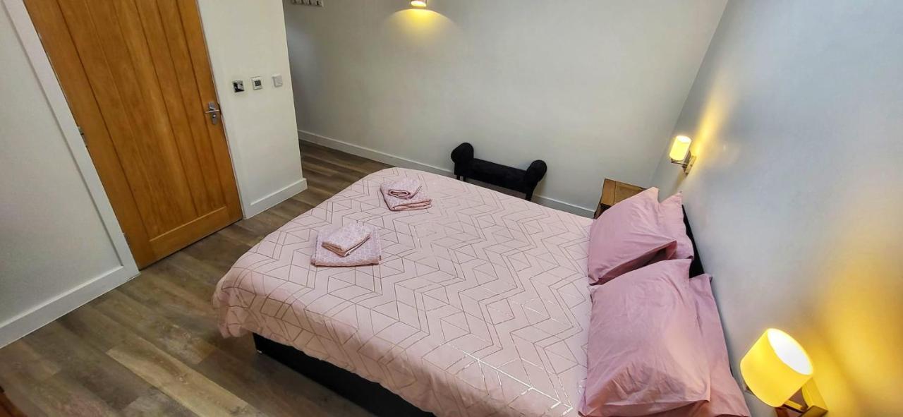 Deepcut Lodge Bed & Breakfast Self Service Camberley Eksteriør bilde