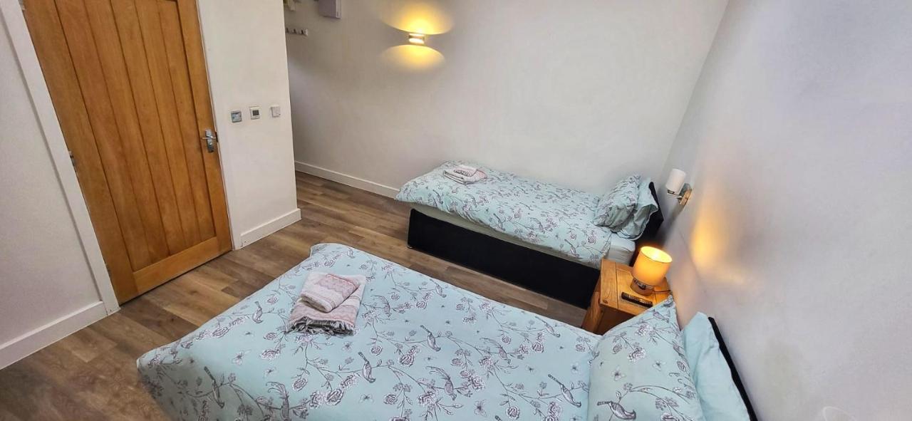Deepcut Lodge Bed & Breakfast Self Service Camberley Eksteriør bilde