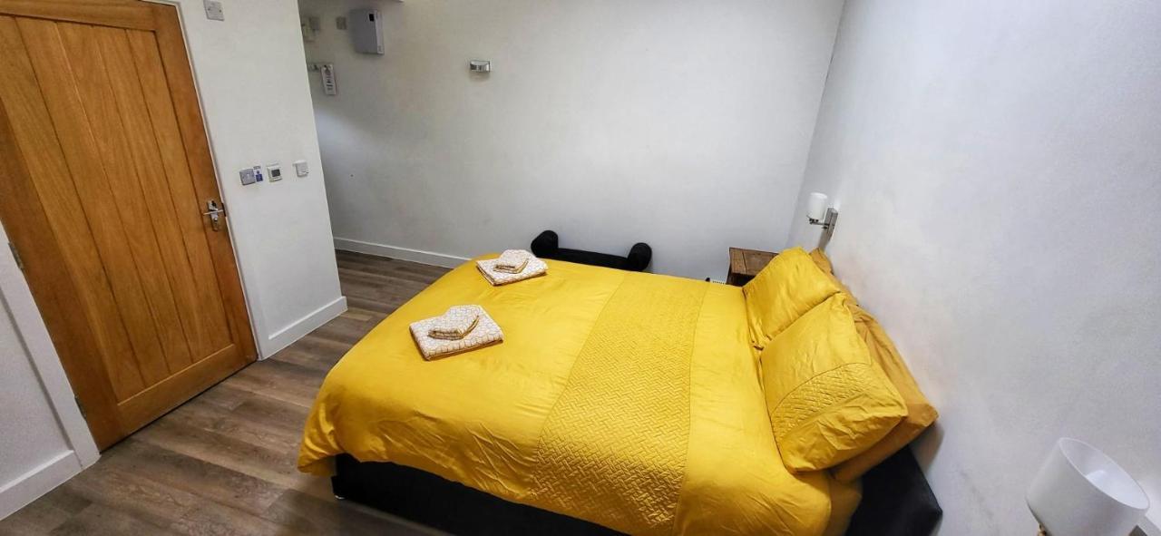 Deepcut Lodge Bed & Breakfast Self Service Camberley Eksteriør bilde