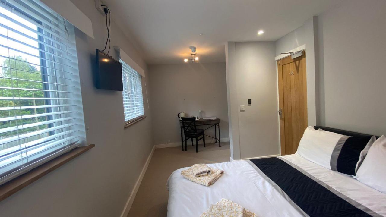 Deepcut Lodge Bed & Breakfast Self Service Camberley Eksteriør bilde