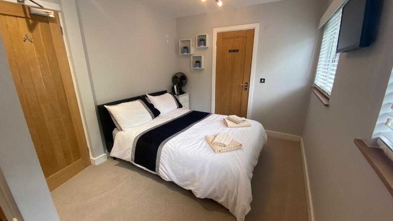 Deepcut Lodge Bed & Breakfast Self Service Camberley Eksteriør bilde