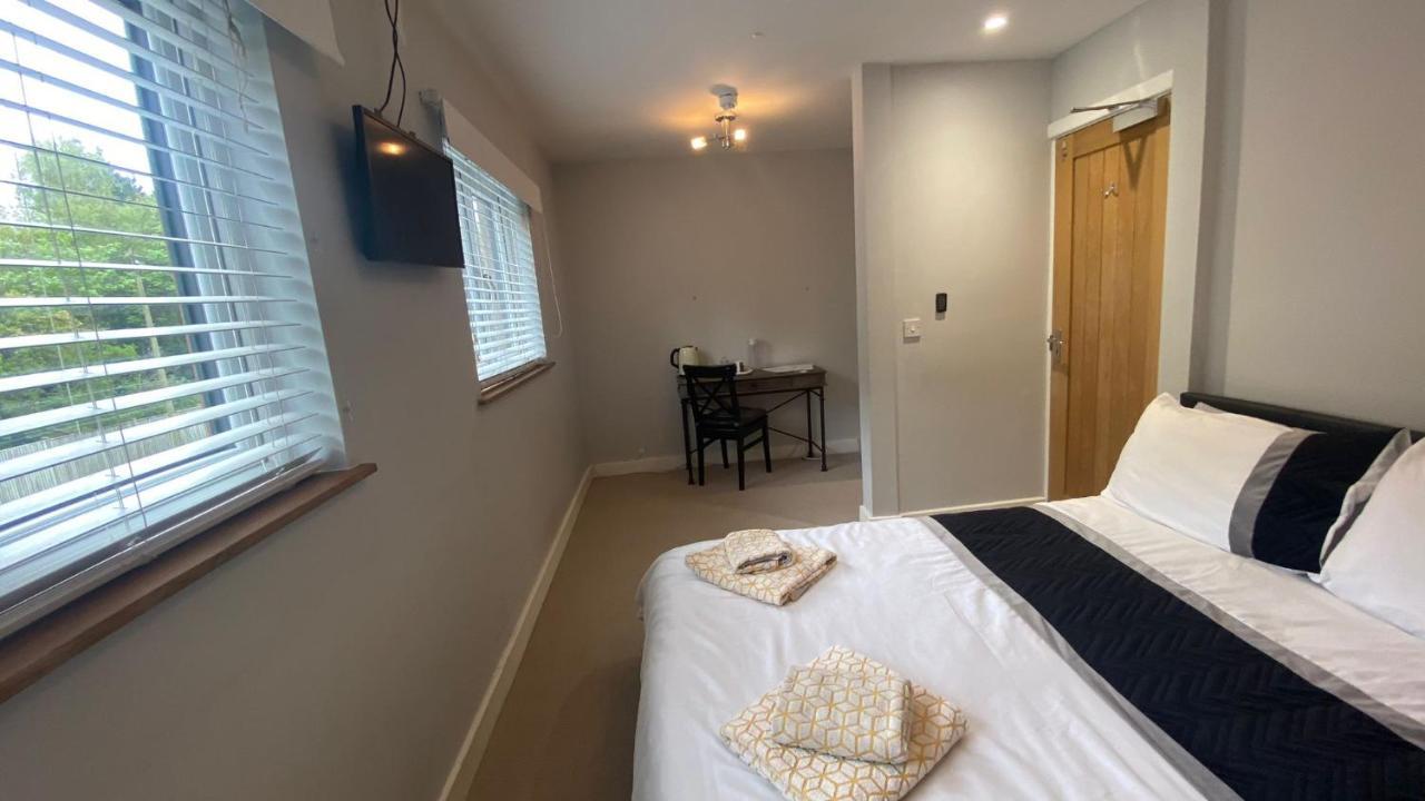 Deepcut Lodge Bed & Breakfast Self Service Camberley Eksteriør bilde