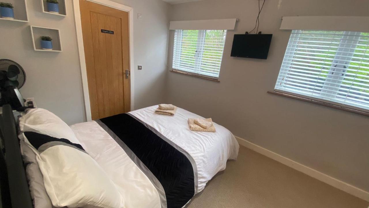 Deepcut Lodge Bed & Breakfast Self Service Camberley Eksteriør bilde