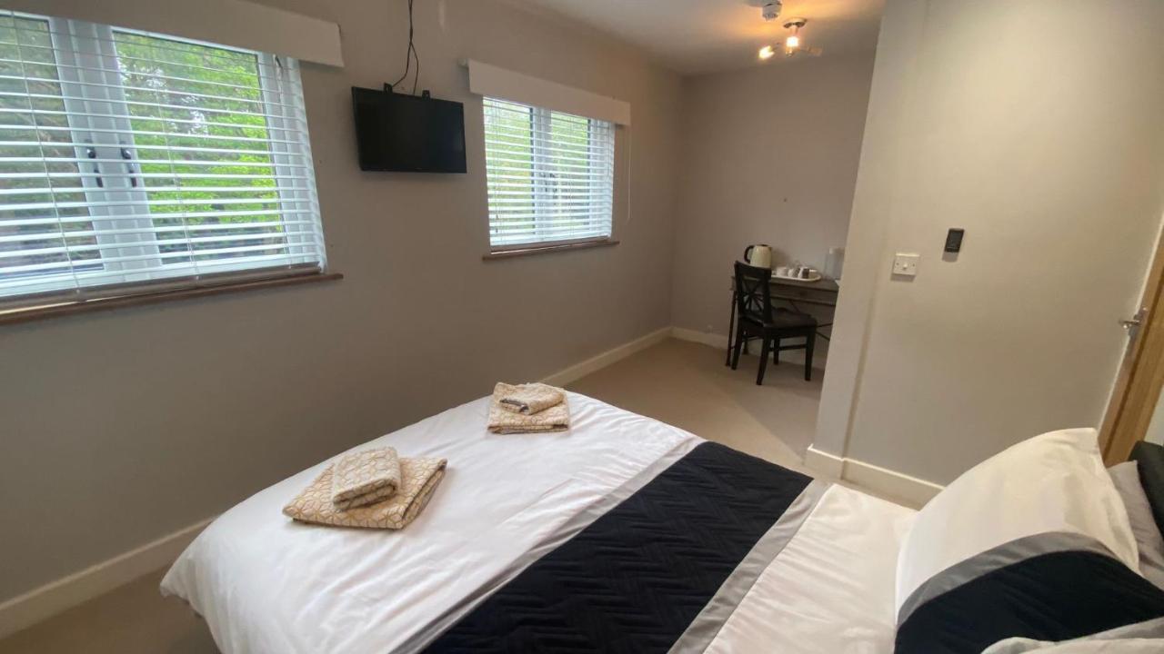 Deepcut Lodge Bed & Breakfast Self Service Camberley Eksteriør bilde
