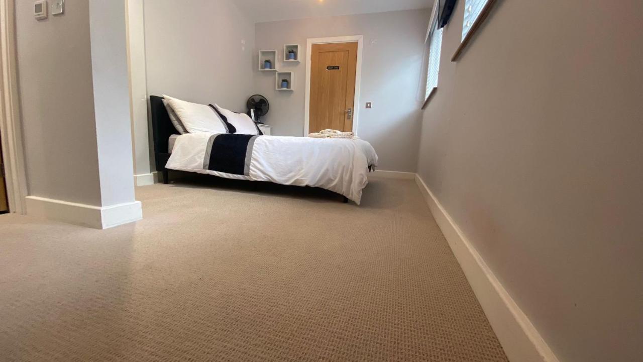 Deepcut Lodge Bed & Breakfast Self Service Camberley Eksteriør bilde